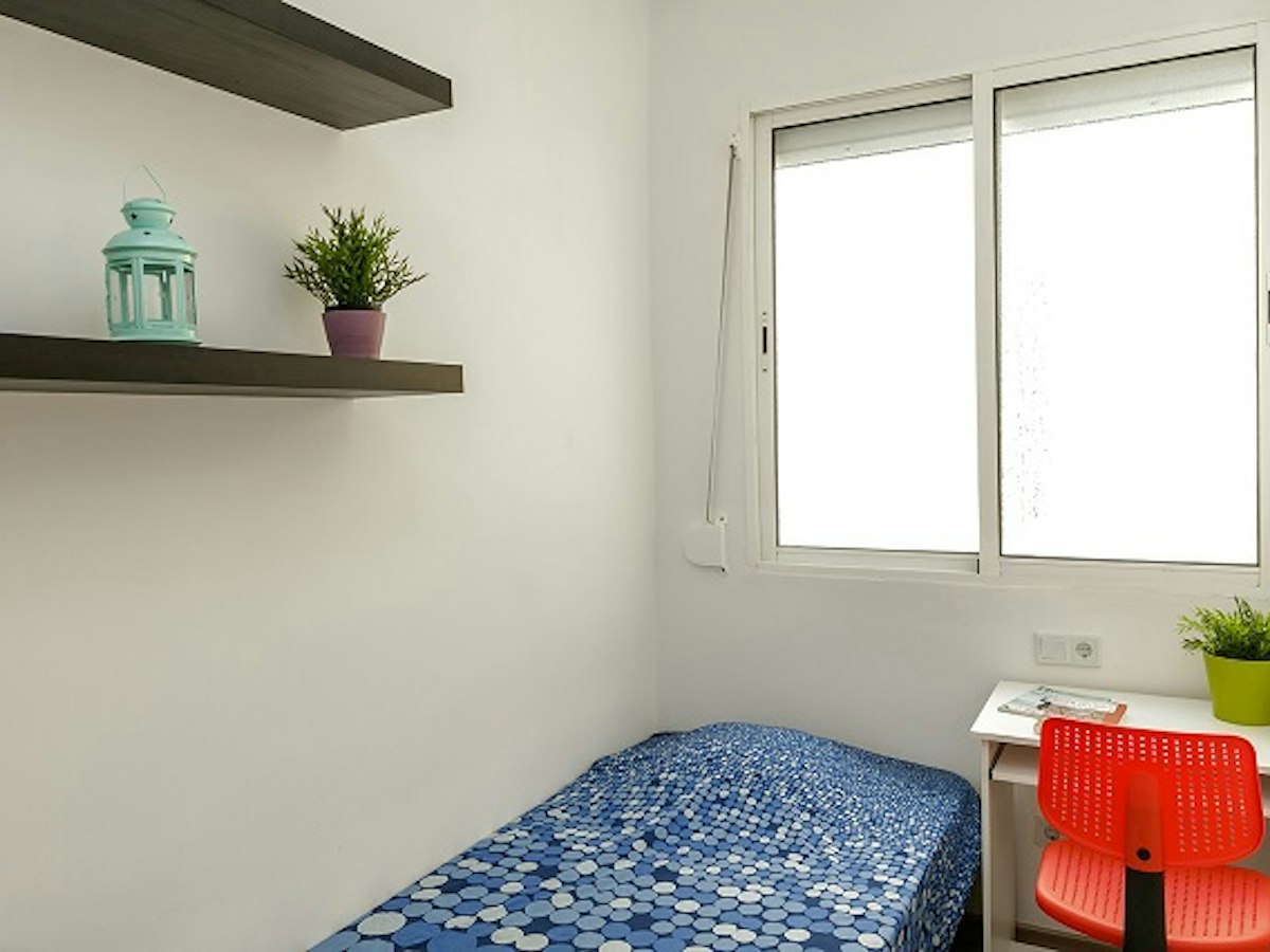 Furnished room in a 5-person shared flat in Sant Martí · 2