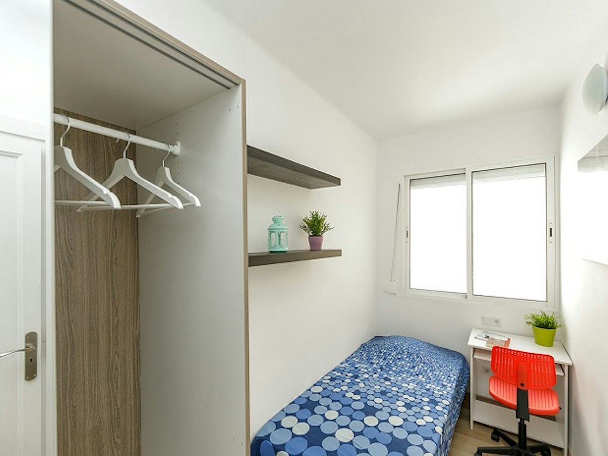 Furnished room in a 5-person shared flat in Sant Martí · 3