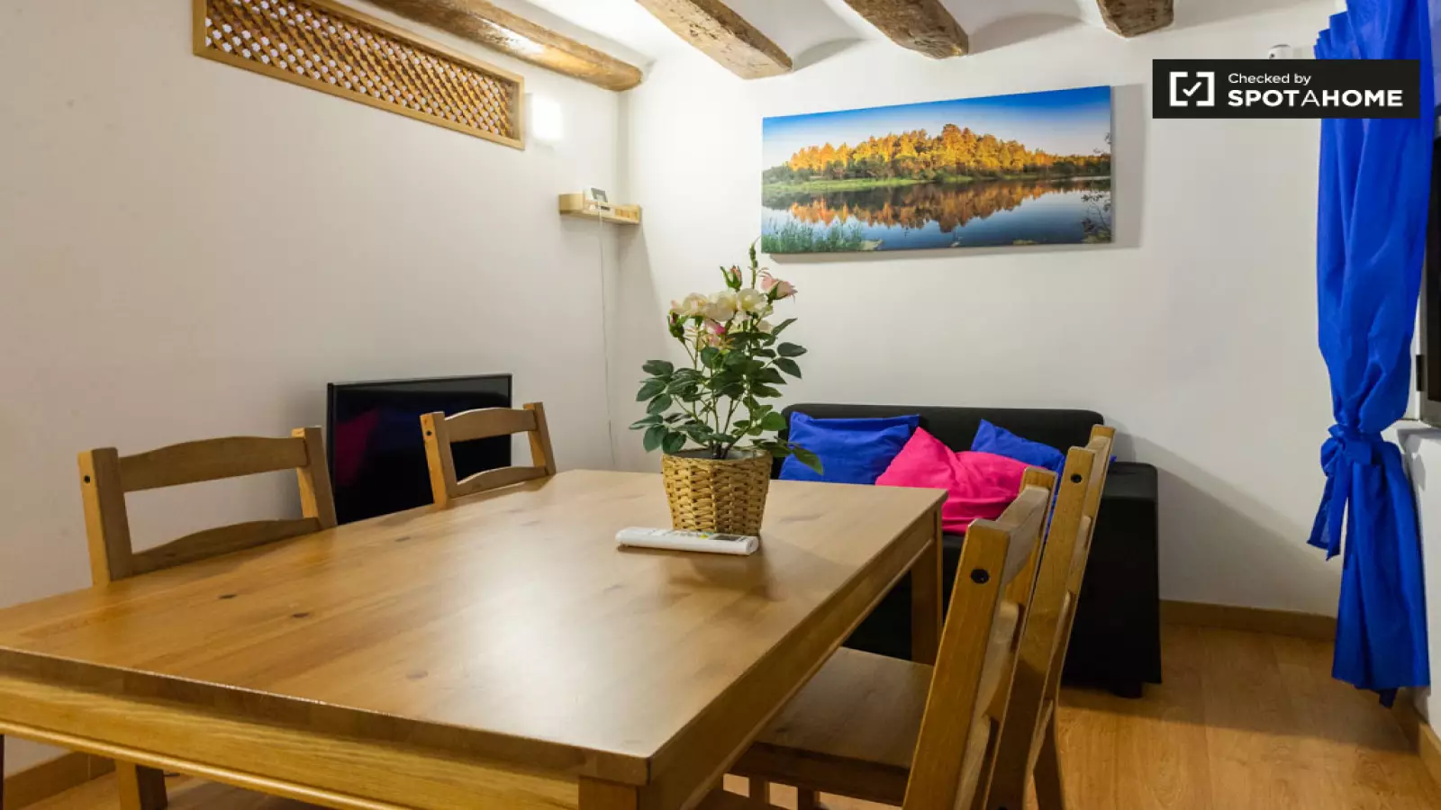 Furnished room in a 2-person shared flat in Ciutat Vella · 4