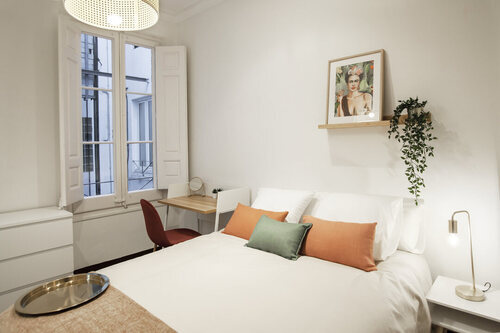 Room in a 10-person shared flat in Eixample · 2