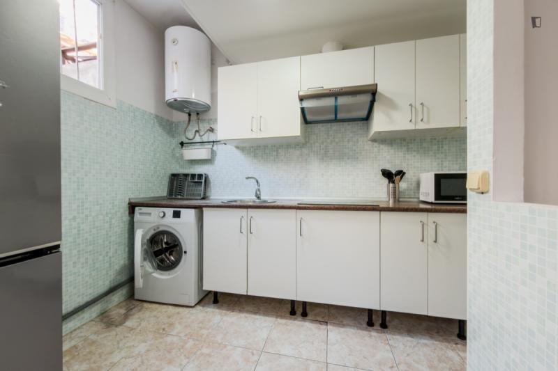 Habitación amueblada en piso compartido de 4 personas en Ciutat Vella · 2