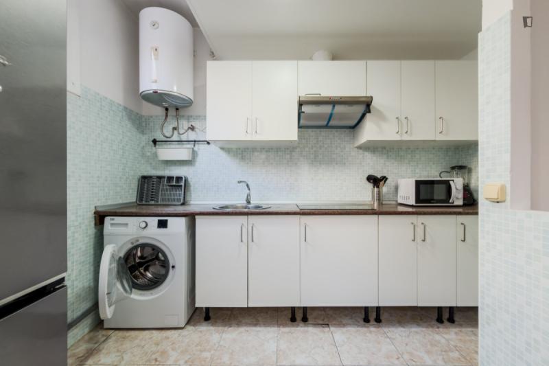 Habitación amueblada en piso compartido de 4 personas en Ciutat Vella · 3