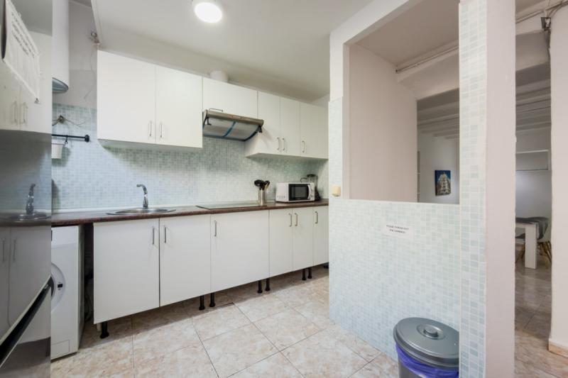 Habitación amueblada en piso compartido de 4 personas en Ciutat Vella · 4