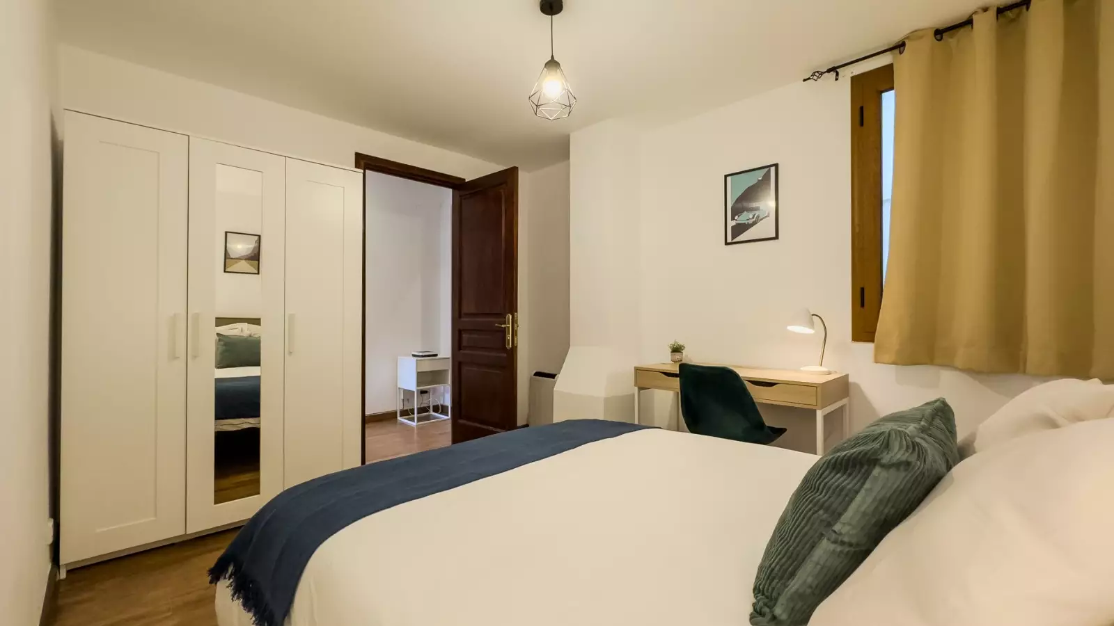 Habitación amueblada en piso compartido de 6 personas en Ciutat Vella · 2