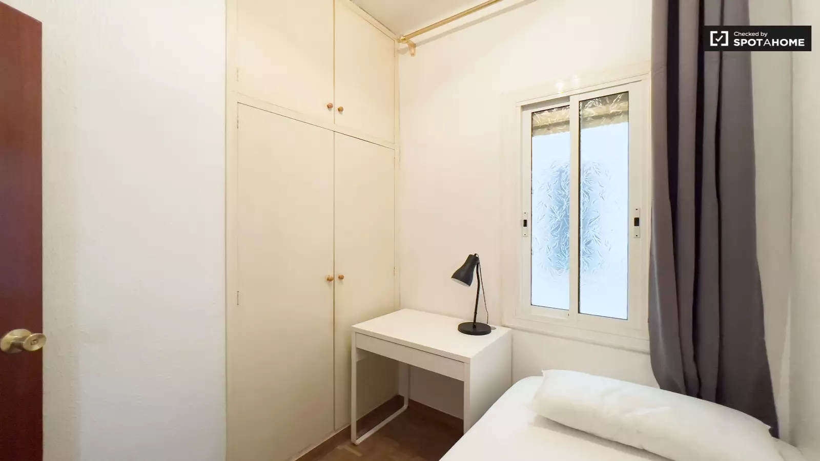 Furnished room in a 6-person shared flat in Sants-Montjuïc · 2