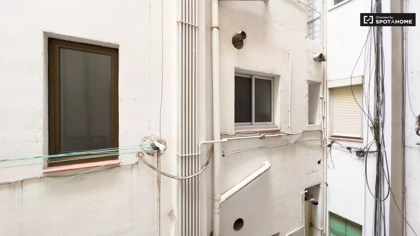Furnished room in a 6-person shared flat in Sants-Montjuïc · 3