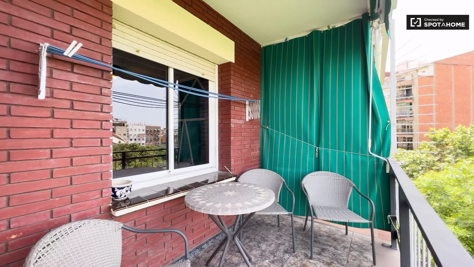 Furnished room in a 6-person shared flat in Sants-Montjuïc · 4