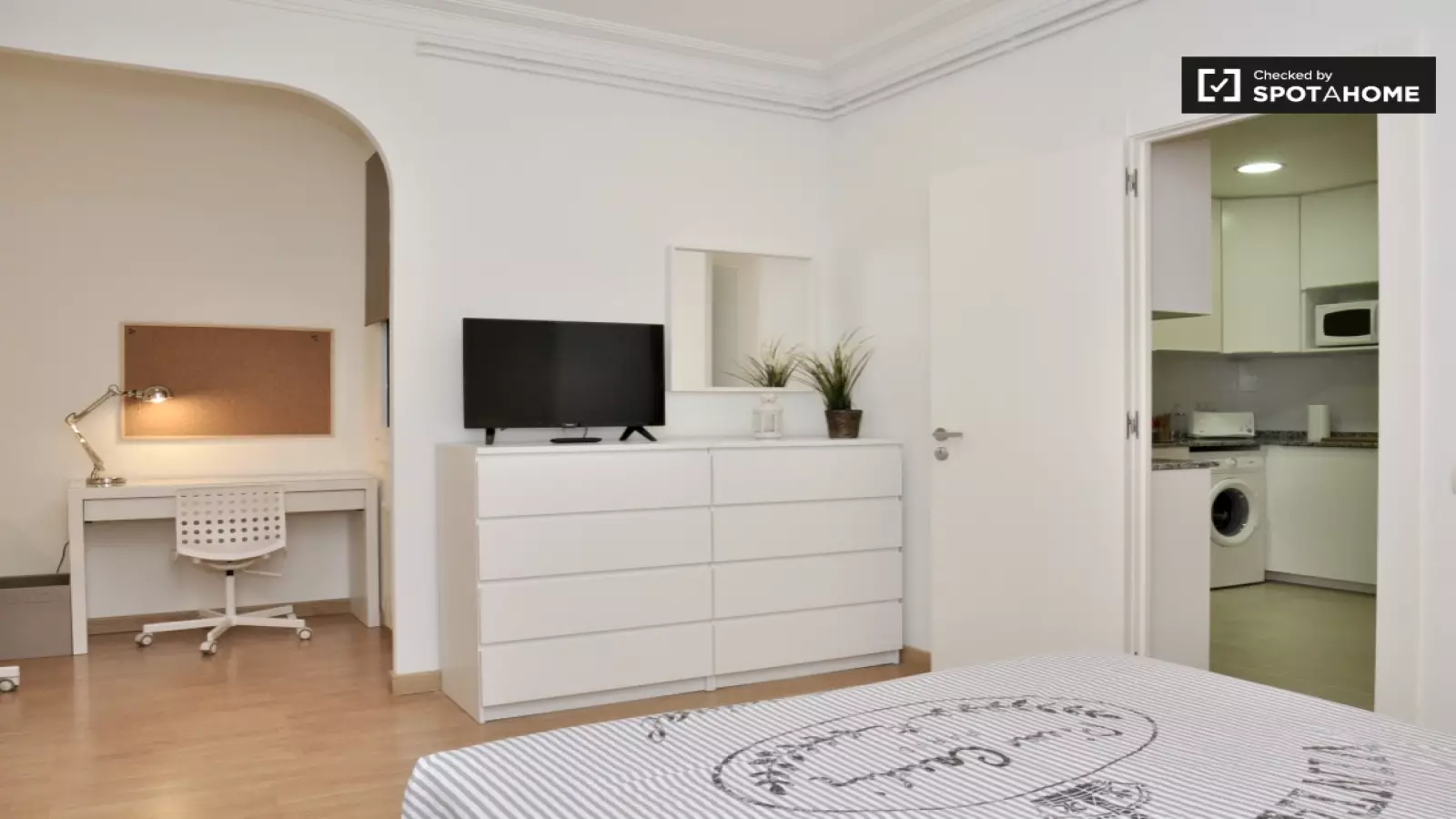 Furnished room in a 4-person shared flat in Gràcia · 4
