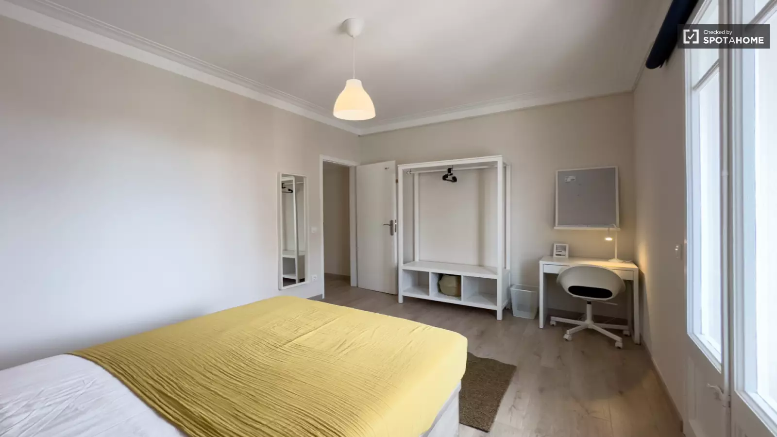 Habitación amueblada en piso compartido de 6 personas en Gràcia · 2