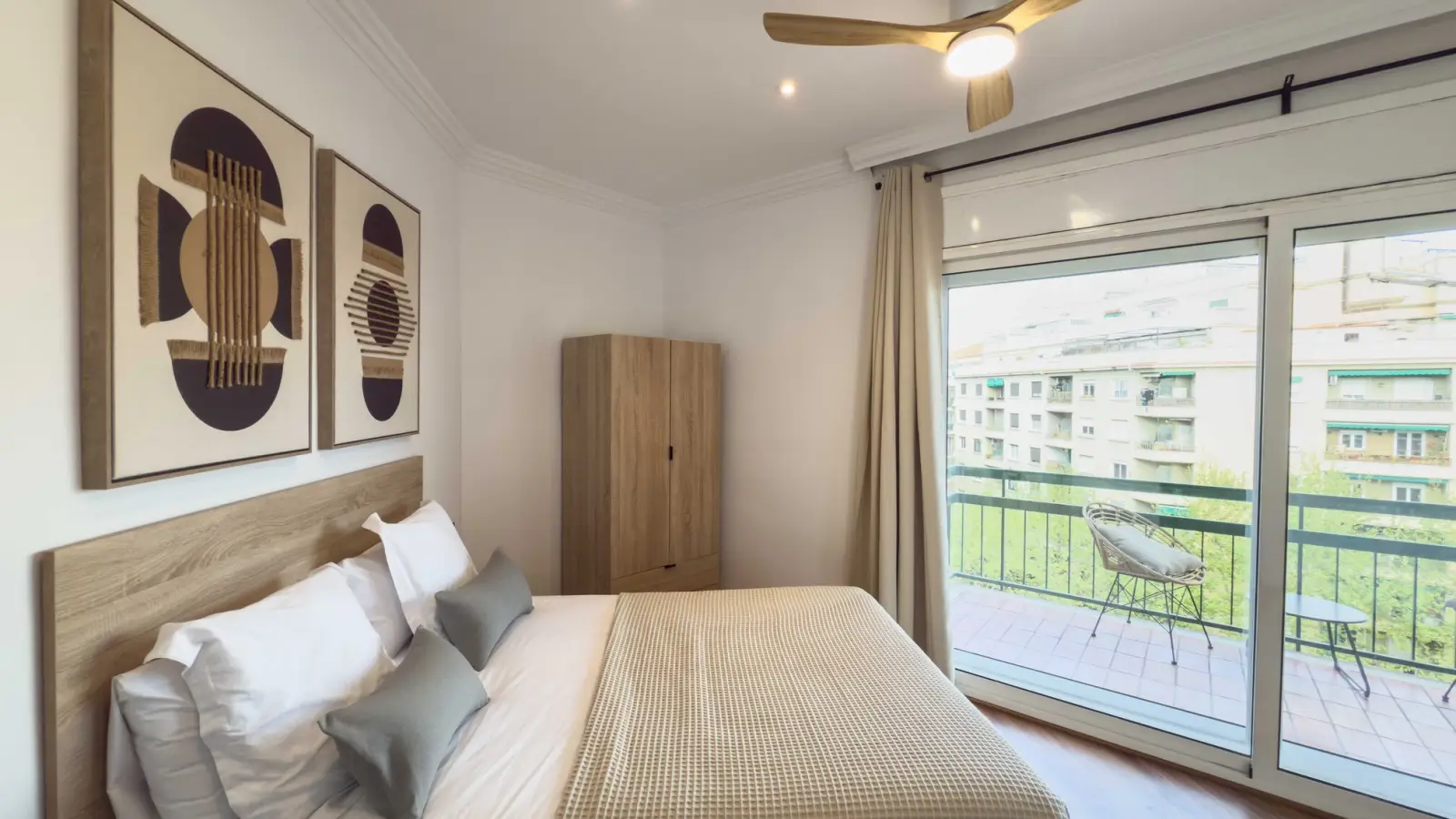 Furnished room in a shared flat in Eixample · 2