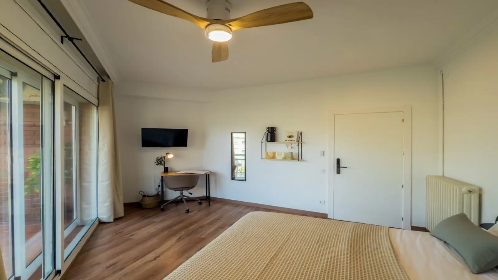 Furnished room in a shared flat in Eixample · 4