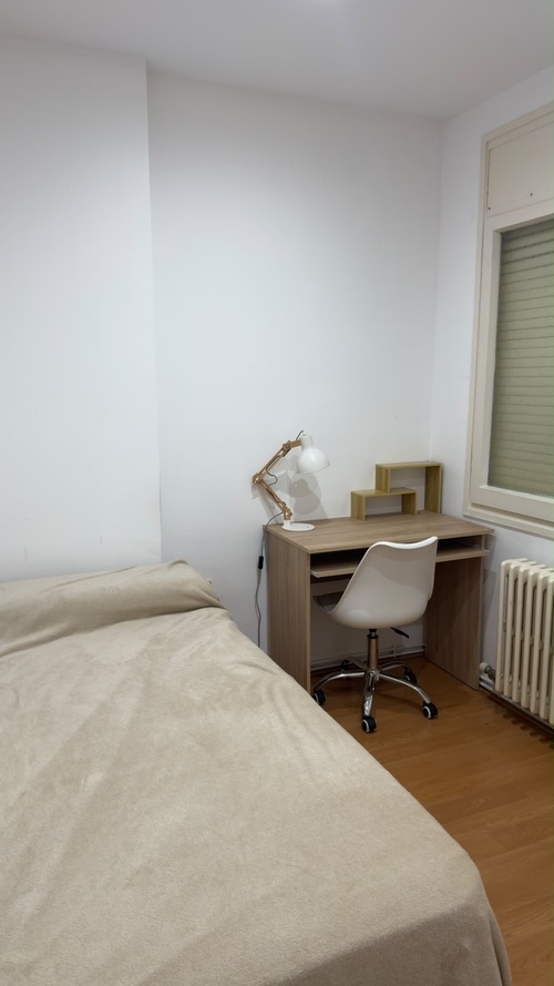 Room in a 3-person shared flat in Ciutat Vella · 4