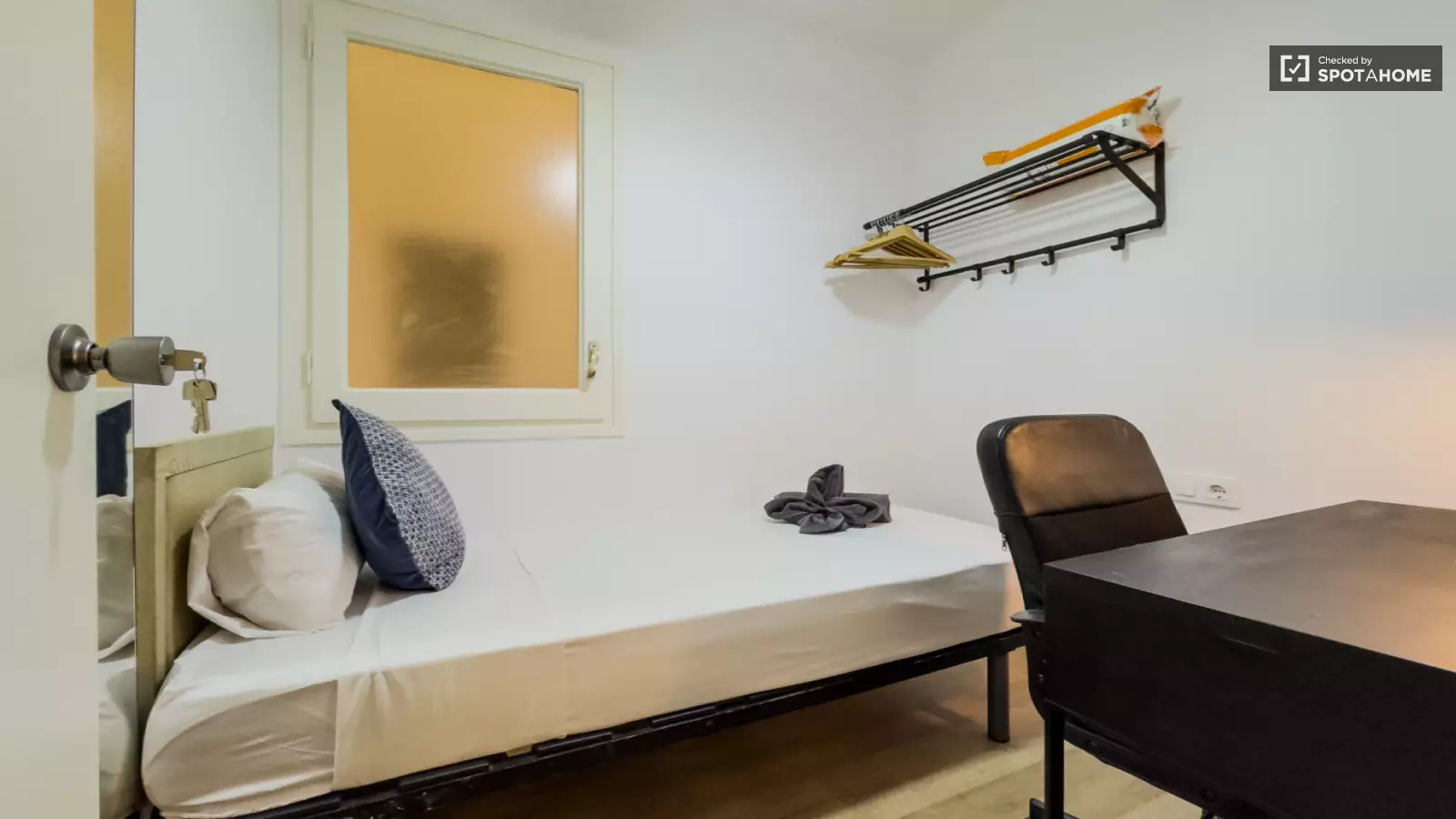 Habitación amueblada en piso compartido en Gràcia · 2