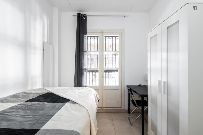 Habitación amueblada en piso compartido de 4 personas en Ciutat Vella · 2