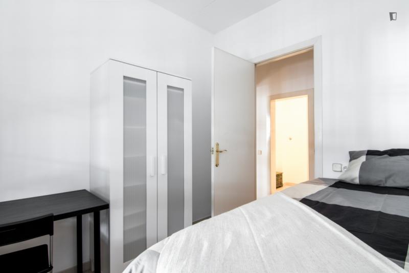 Habitación amueblada en piso compartido de 4 personas en Ciutat Vella · 3
