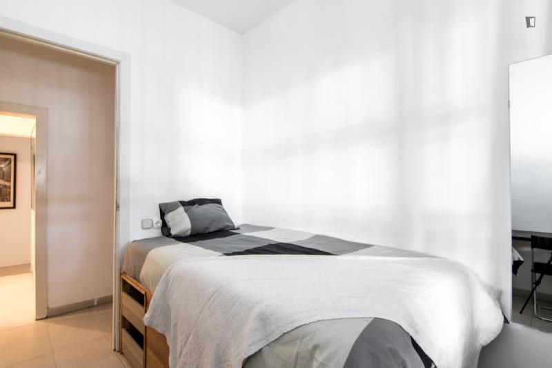 Habitación amueblada en piso compartido de 4 personas en Ciutat Vella · 4