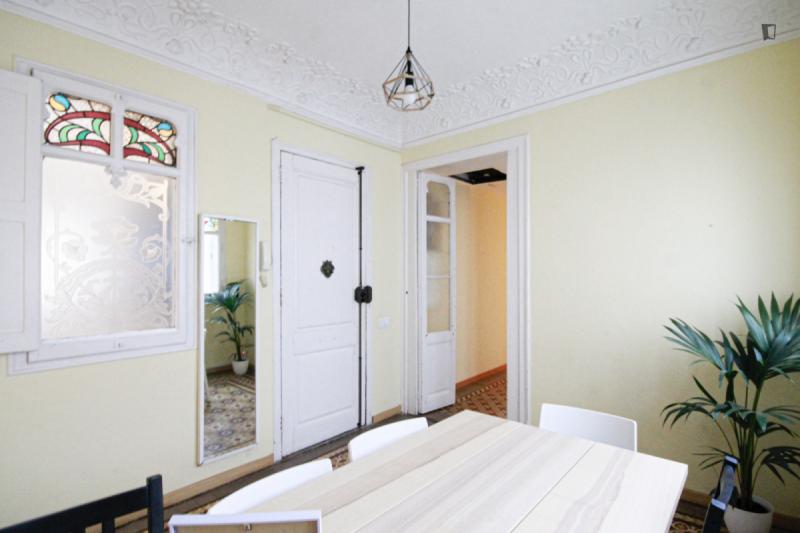 Habitación amueblada en piso compartido de 7 personas en Eixample · 3