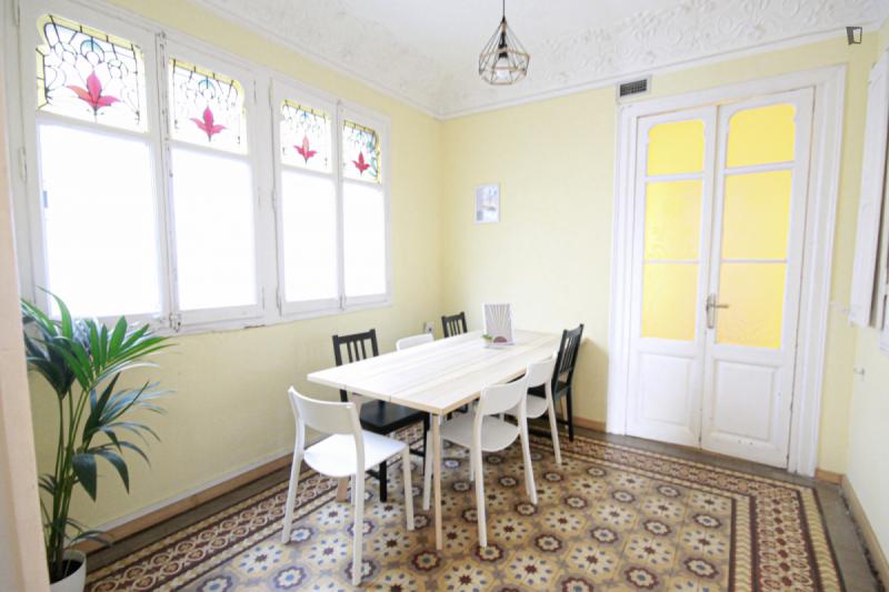 Habitación amueblada en piso compartido de 7 personas en Eixample · 4