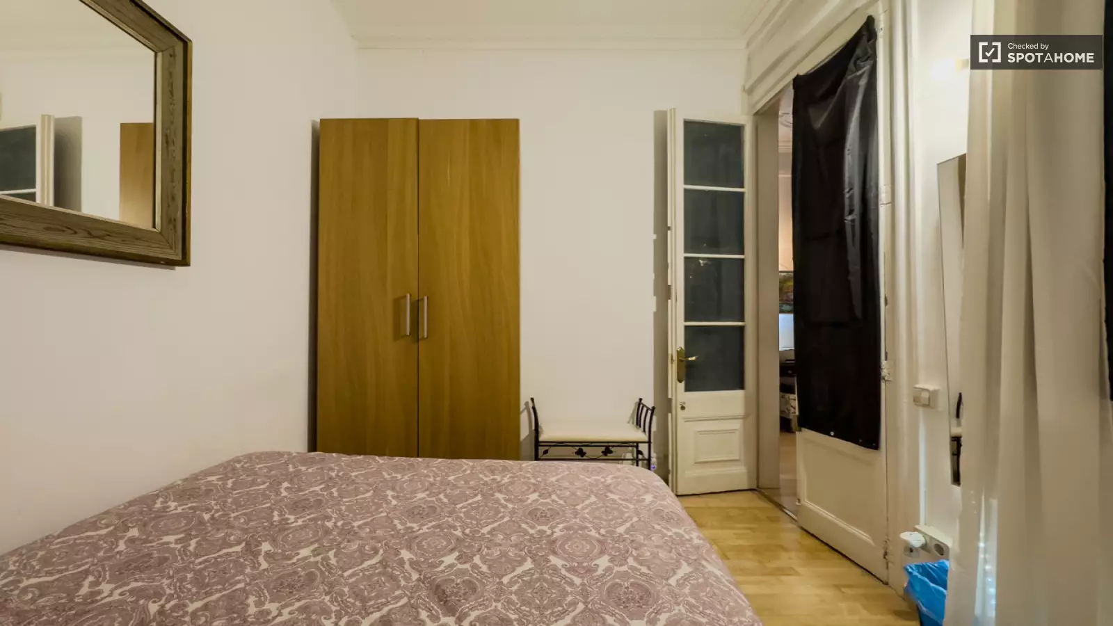 Furnished room in a shared flat in Ciutat Vella · 2