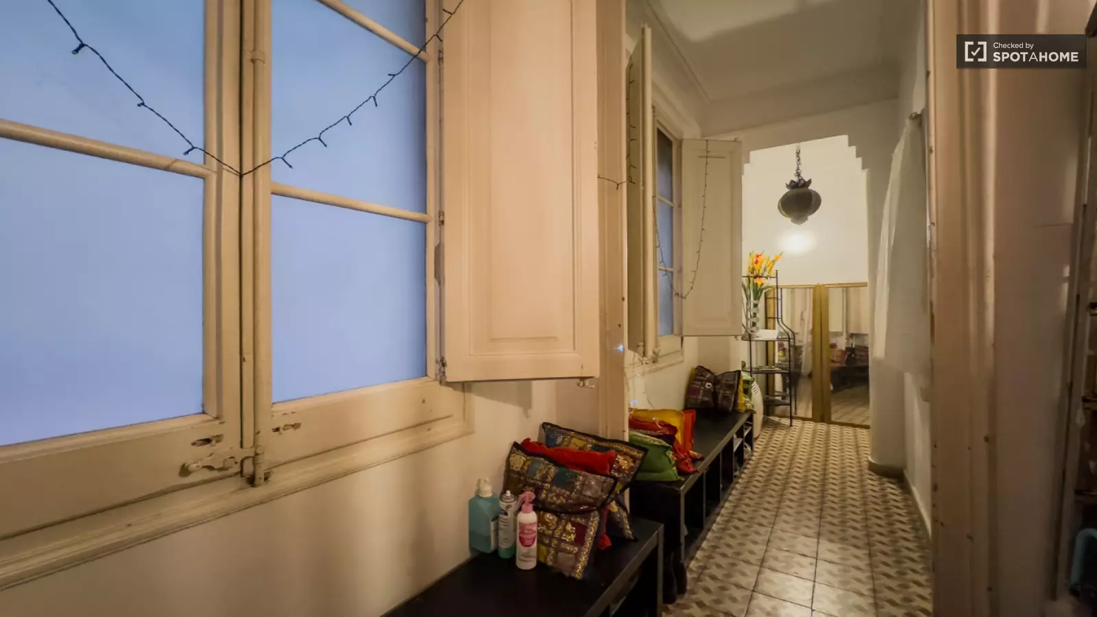 Furnished room in a shared flat in Ciutat Vella · 4