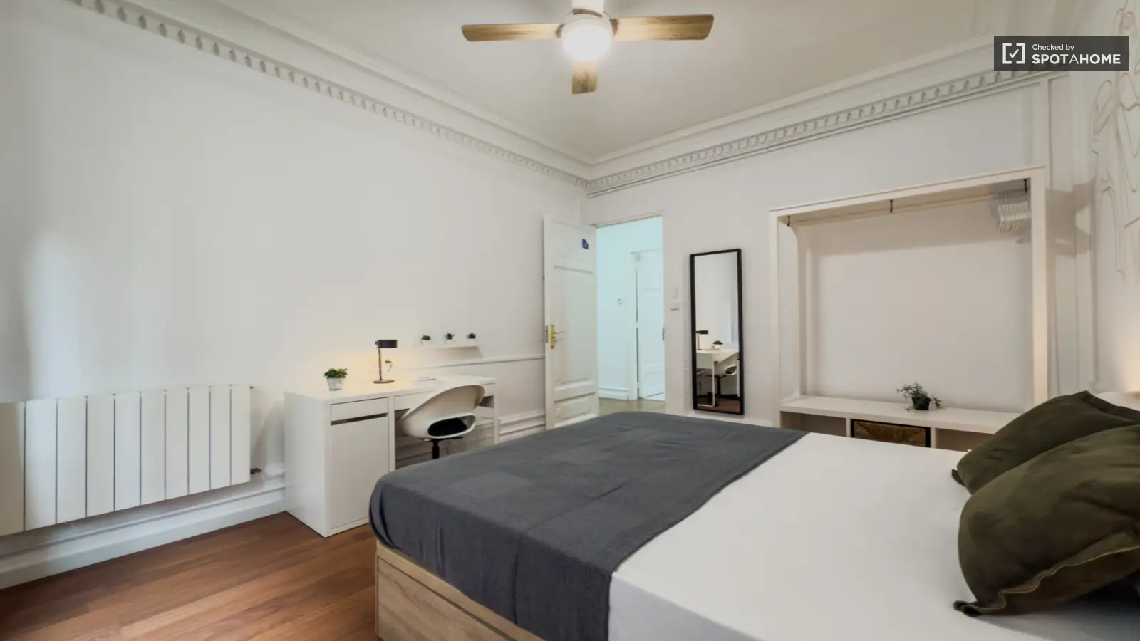 Furnished room in a 7-person shared flat in Ciutat Vella · 2