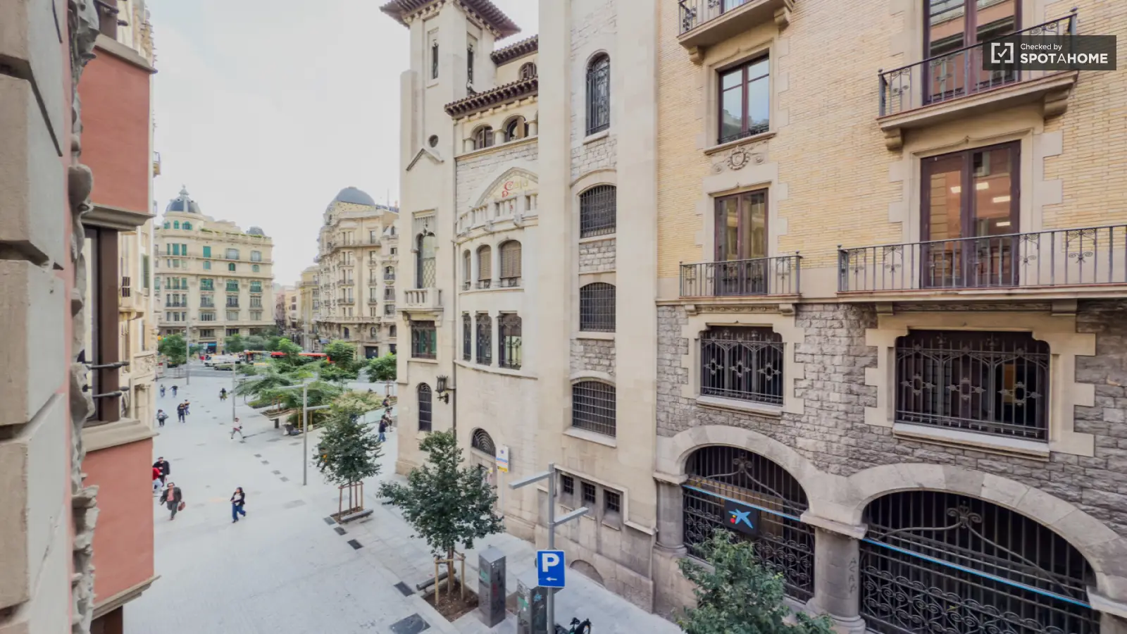 Furnished room in a 7-person shared flat in Ciutat Vella · 3