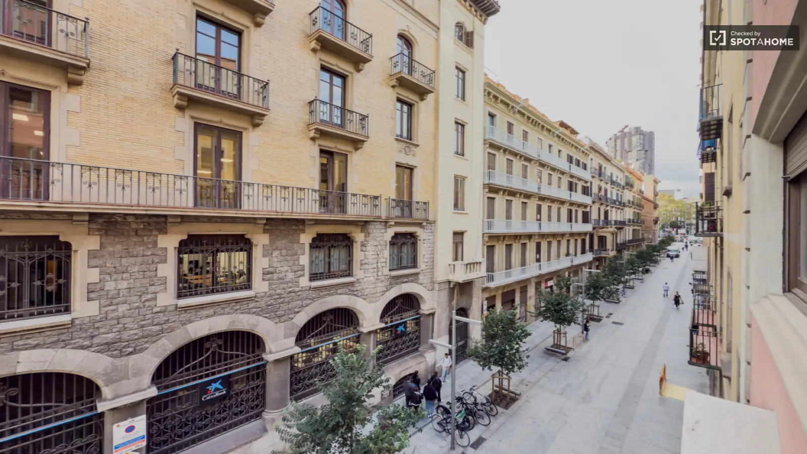 Furnished room in a 7-person shared flat in Ciutat Vella · 4