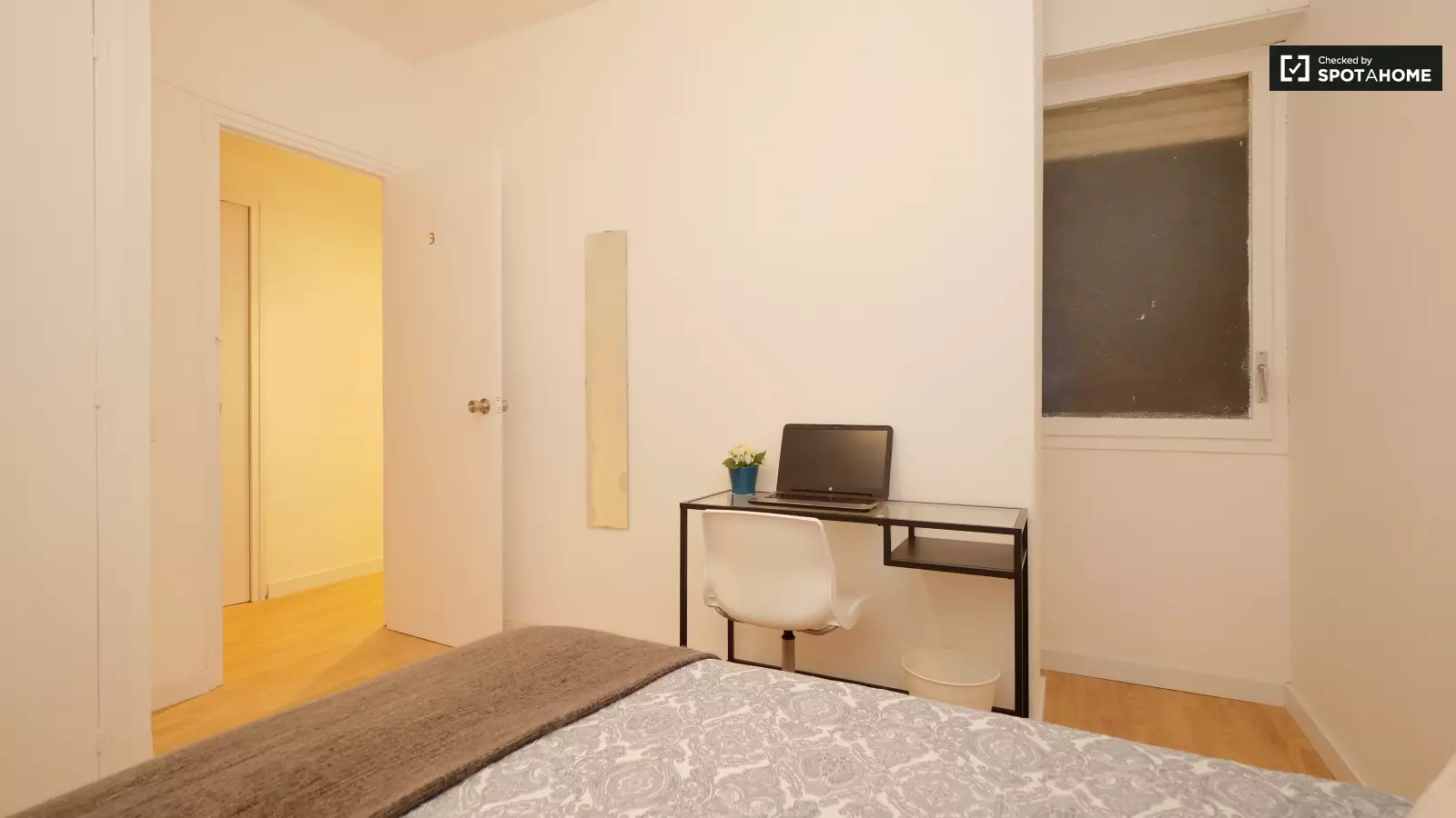 Furnished room in a 5-person shared flat in Sant Martí · 3