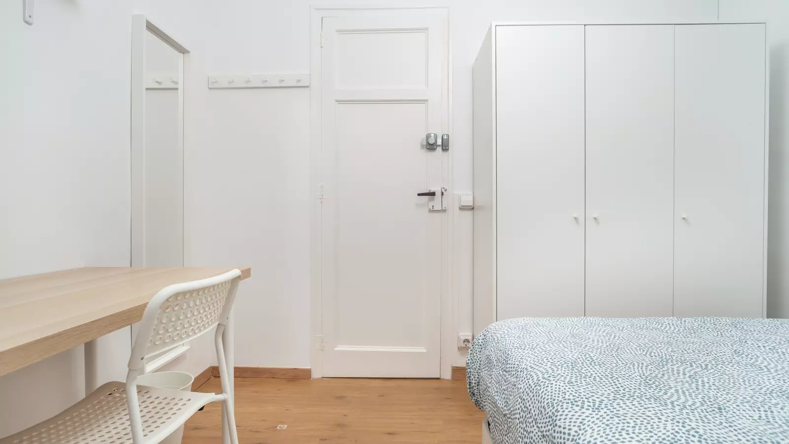 Furnished room in a shared flat in Eixample · 2