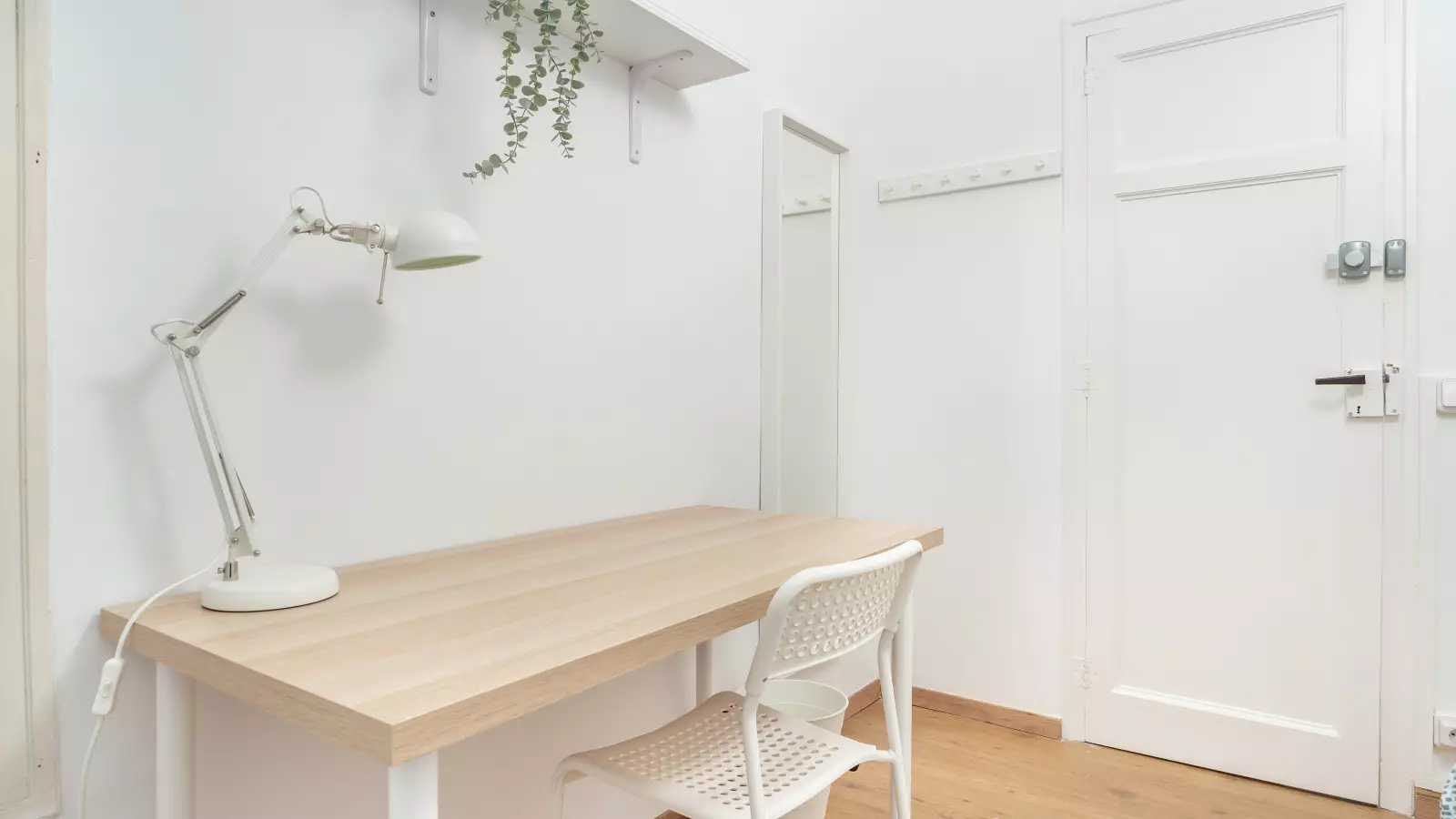 Furnished room in a shared flat in Eixample · 3