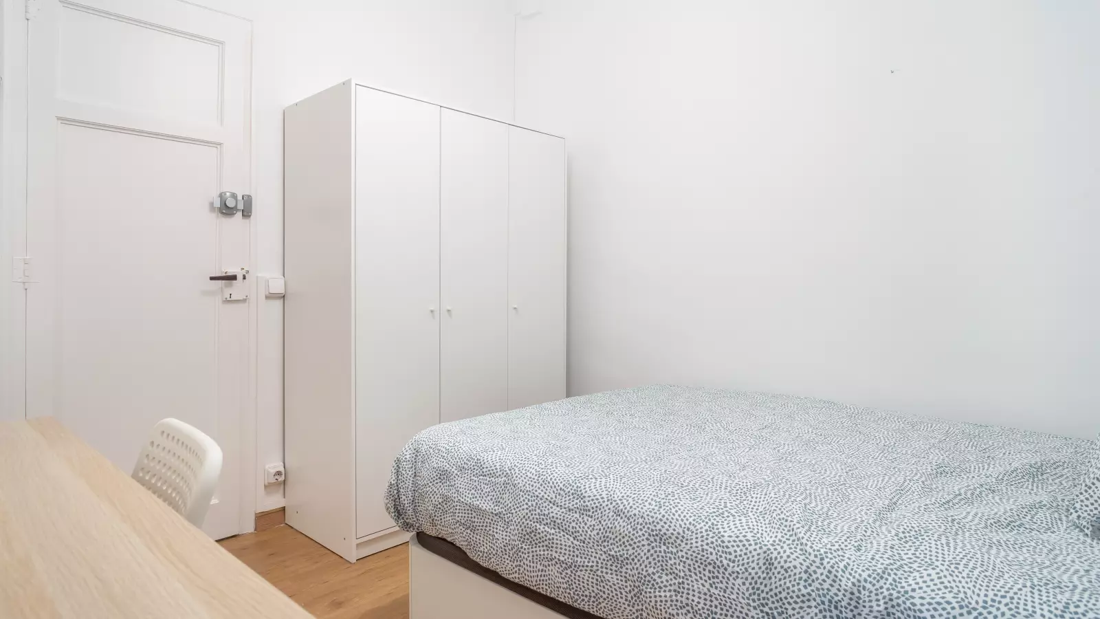 Furnished room in a shared flat in Eixample · 4