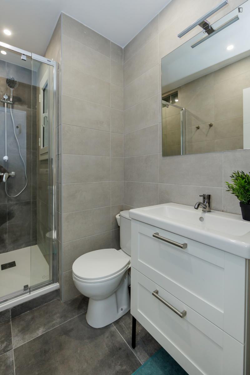 Furnished room in a 5-person shared flat in L'Hospitalet · 2
