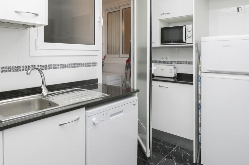 Furnished room in a 5-person shared flat in Sant Martí · 3