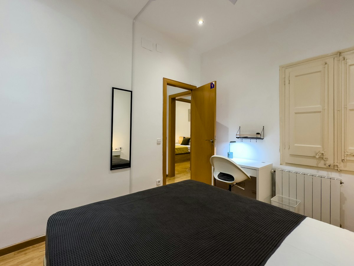 Furnished room in a 2-person shared flat in L'Hospitalet · 3