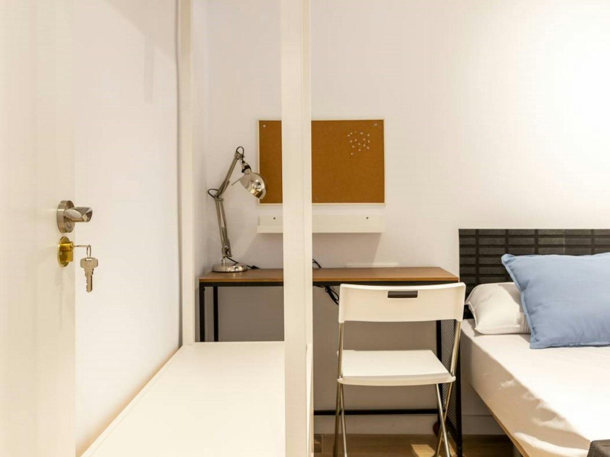 Furnished room in a 6-person shared flat in L'Hospitalet · 2