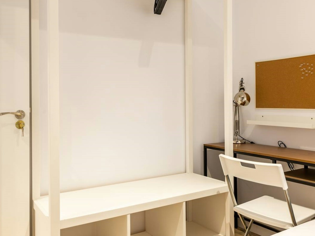 Furnished room in a 6-person shared flat in L'Hospitalet · 3