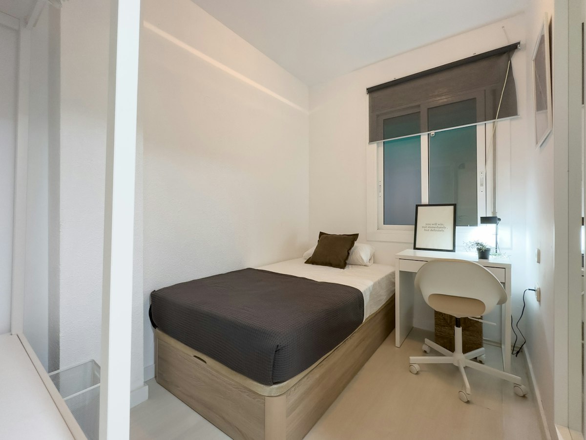 Furnished room in a 6-person shared flat in Sants-Montjuïc