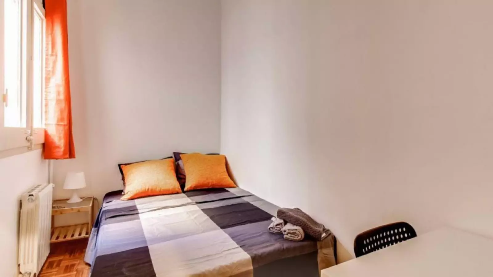 Furnished room in a 10-person shared flat in Eixample · 2