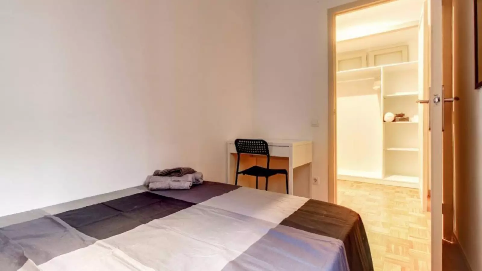 Furnished room in a 10-person shared flat in Eixample · 3