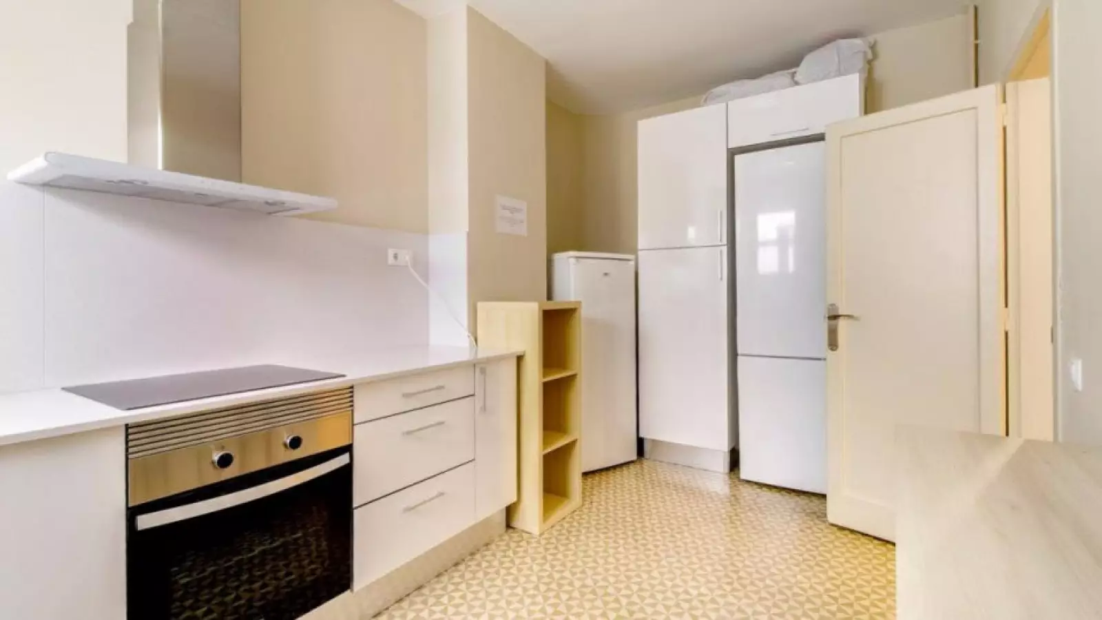 Furnished room in a 10-person shared flat in Eixample · 4
