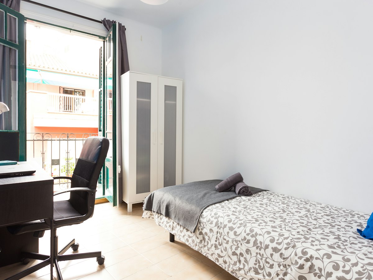 Habitación amueblada en piso compartido de 5 personas en Sants-Montjuïc · 3