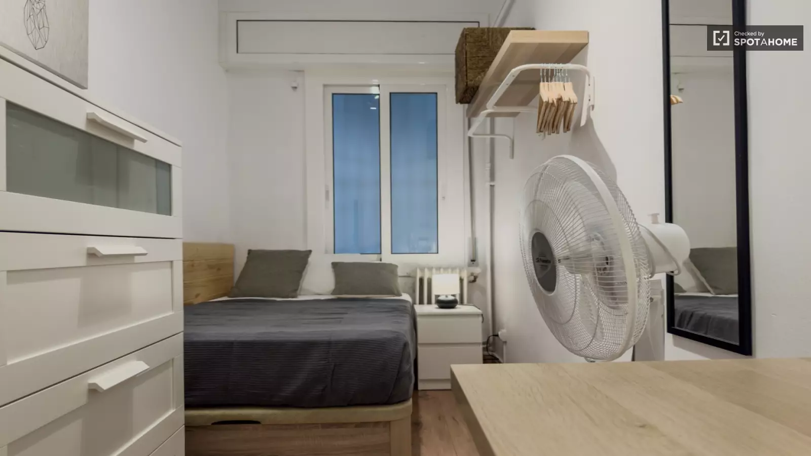 Furnished room in a 4-person shared flat in Sants-Montjuïc · 2