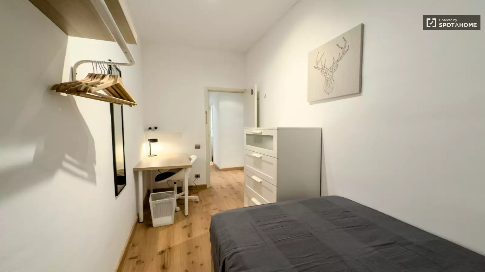 Furnished room in a 4-person shared flat in Sants-Montjuïc · 4