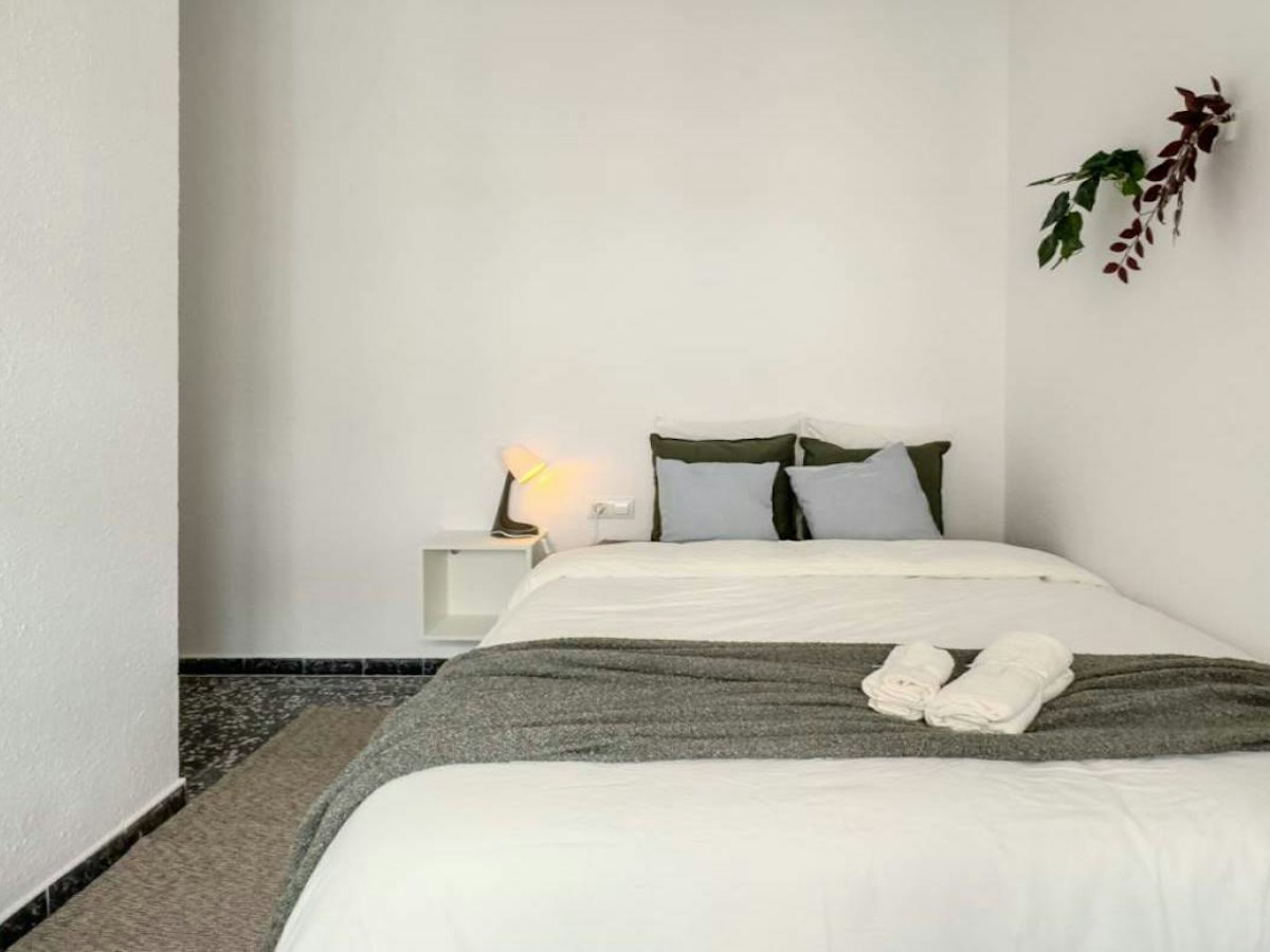 Habitación amueblada en piso compartido de 5 personas en Gràcia · 2