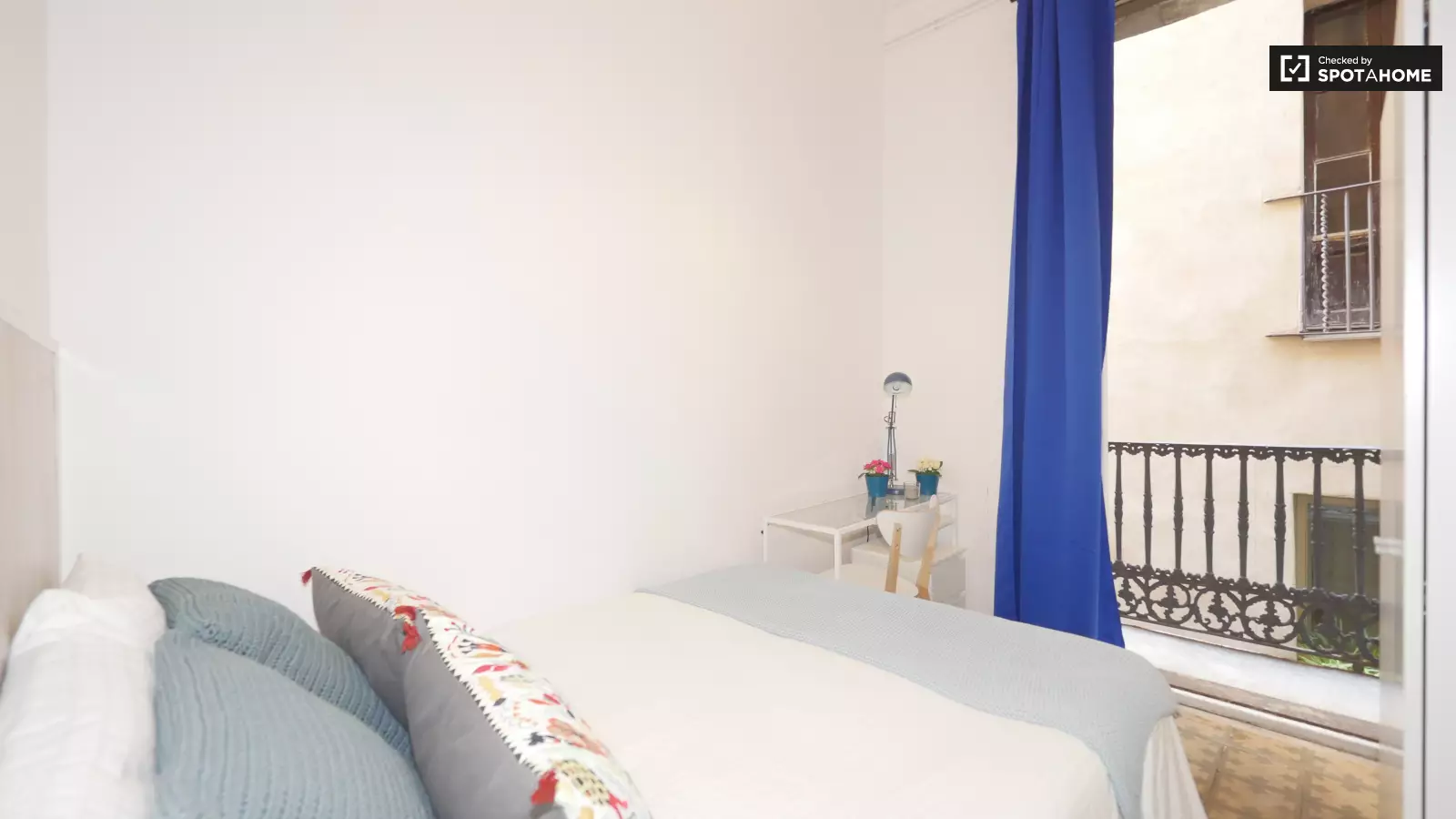 Furnished room in a shared flat in Ciutat Vella · 2