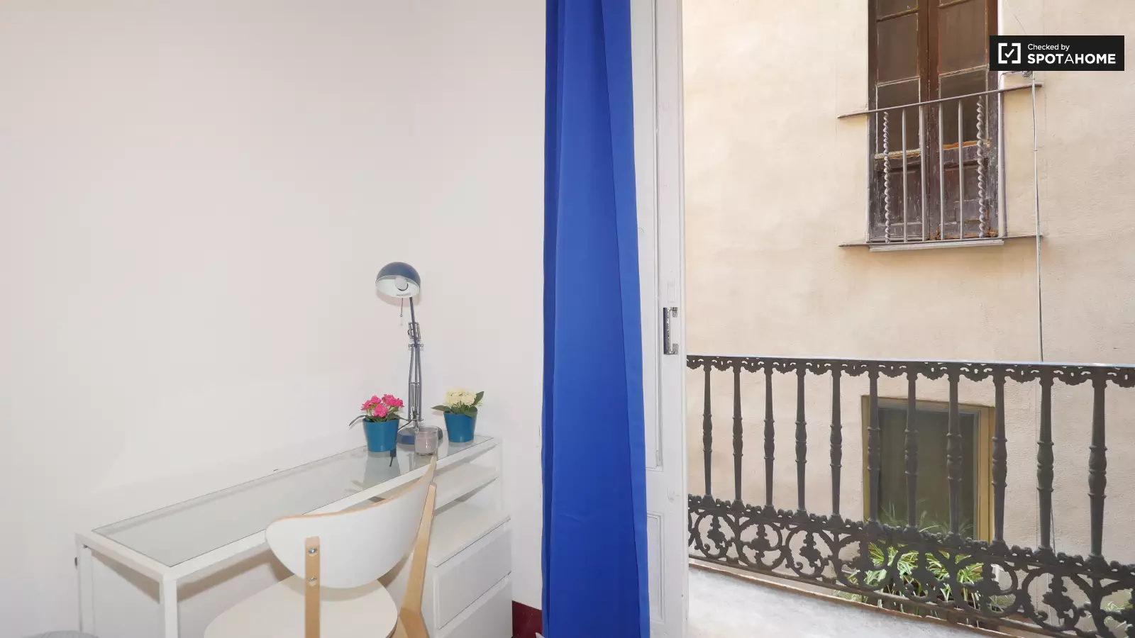 Furnished room in a shared flat in Ciutat Vella · 3