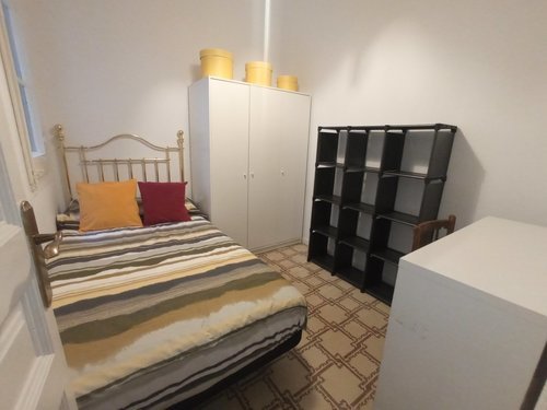 Room in a 4-person shared flat in Eixample · 2