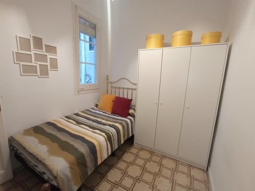 Room in a 4-person shared flat in Eixample · 4