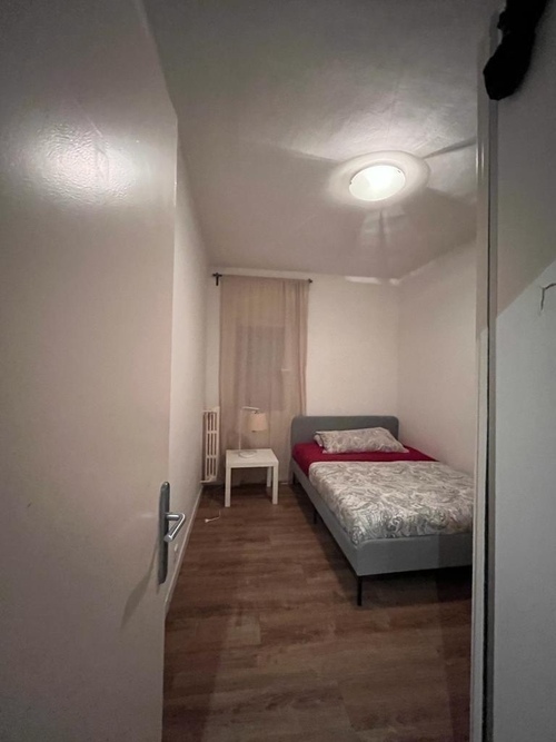 Room in a 4-person shared flat in Eixample · 3