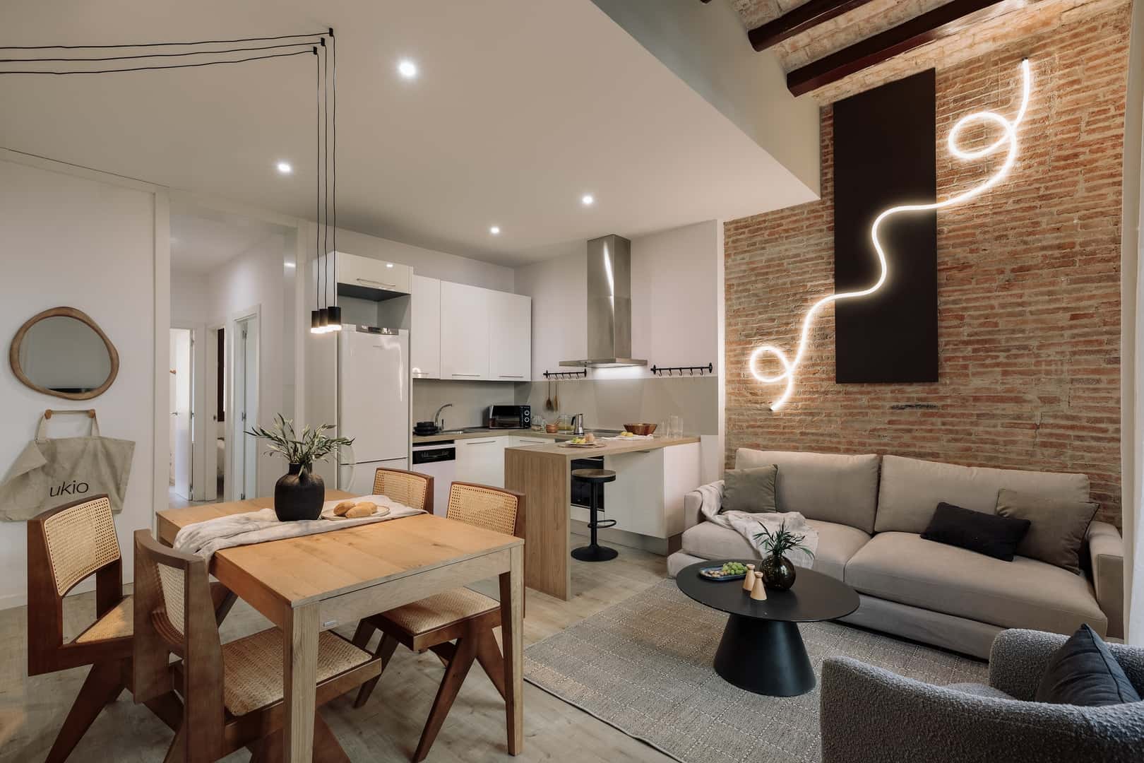 Furnished 2-bedroom flat in Eixample, 64 m² · 2